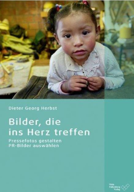Umschlag des Buches "Bilder, die ins Herz treffen". Ein kleines Maedchen in Nahaufnahme, braune Haare, grosse Augen, bittend. Hintergrund sind aermliche Verhaetlnisse