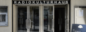 Ein Bild von einem Haus, über dem Eingang steht Radiokulturhaus