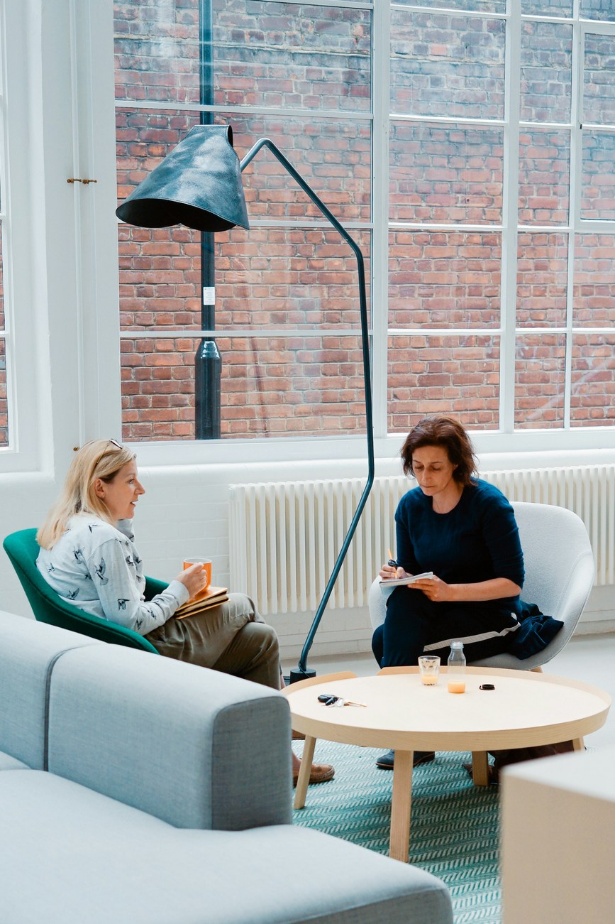 Auf dem Bild sind zwei Frauen in einer Interviewsituation zu sehen