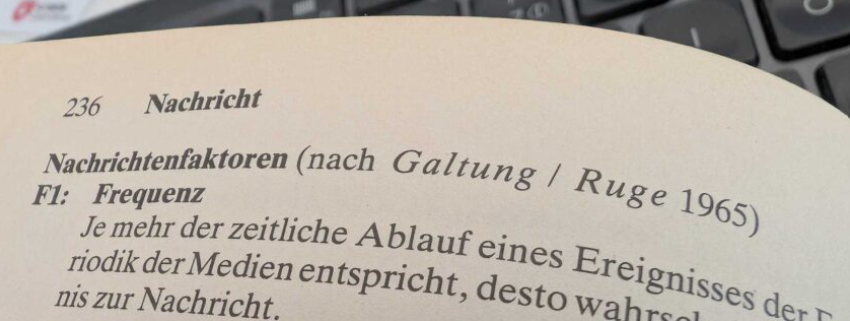 Ein Bild mit einer Buchseite, wo das Wort Nachrichtengattung definiert wird